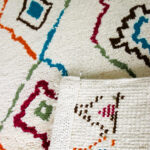 Tapis Berbère Écru aux Motifs Baklawa Multicolore