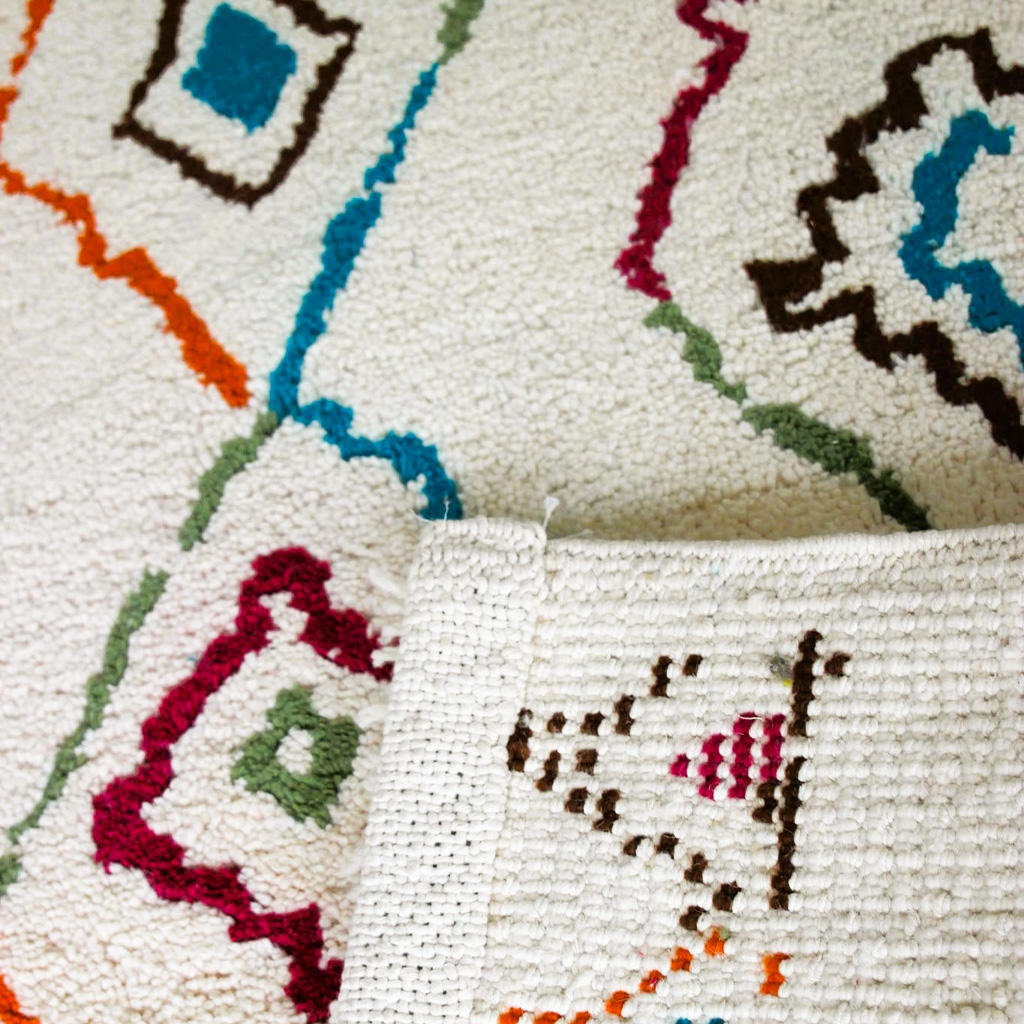 Tapis Berbère Écru aux Motifs Baklawa Multicolore Tapis Berbère Écru aux Motifs Baklawa Multicolore