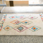 Tapis Berbère Écru aux Motifs Baklawa Multicolore