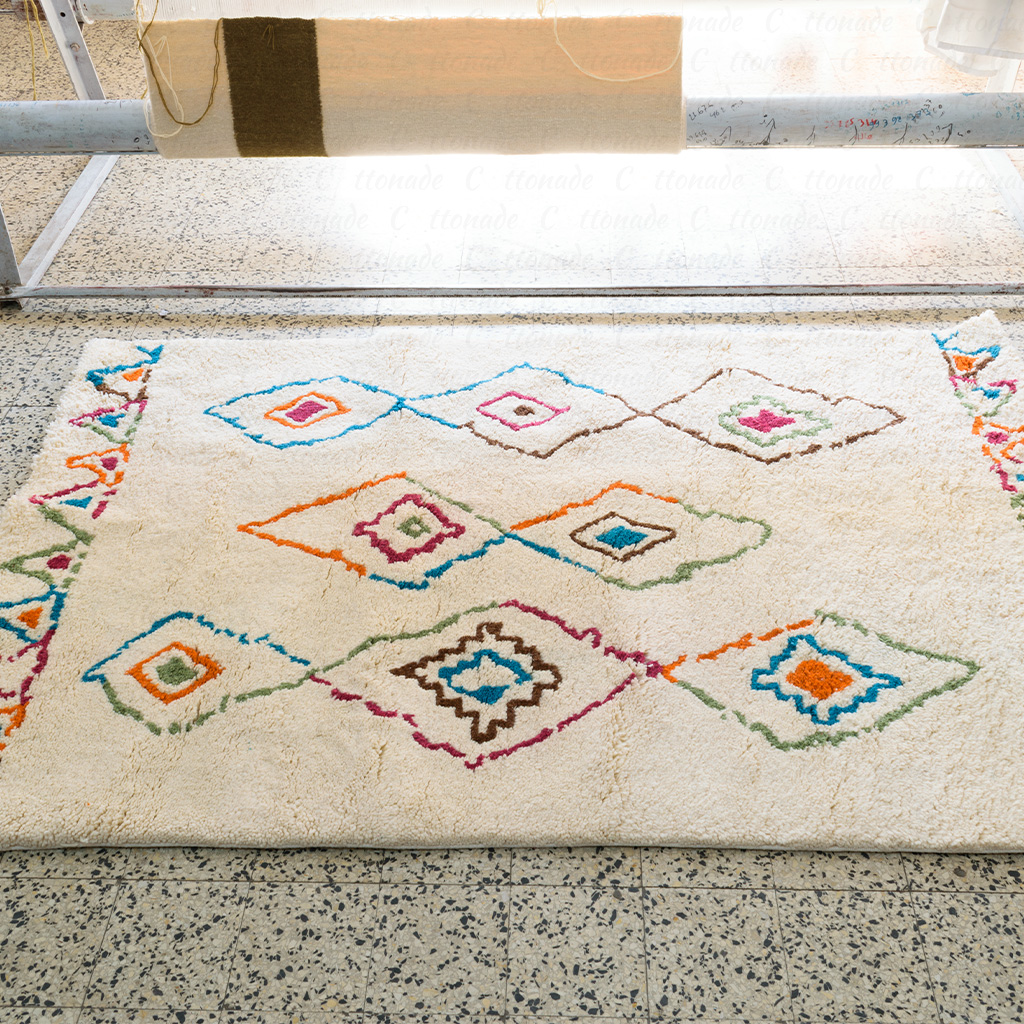 Tapis Berbère Écru aux Motifs Baklawa Multicolore Tapis Berbère Écru aux Motifs Baklawa Multicolore